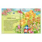 Text: "Fröhliche Osterzeit. In der Zeit kurz vor dem Osterfest sind auch die Hühner des Bauernhofes sehr beschäftigt..."

Illustration: Drei gelbe Küken, Blumen, bunte Ostereier und ein Zaun in einer ländlichen Szene.
