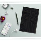 Text: "Schwarz ist noch zu bunt. Timer 2026/2027." Auf einem Schreibtisch: Wecker, Klemmen, Stift, Blumen, Smartphone, Kopfhörer.