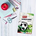 „WOW! SCHULPLANER 2026/27.“ Ein Schulplaner mit Fußballmotiv; daneben ein Apfel, Hefte, Stifte, Schere und Büroklammern.