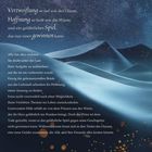 Ein Text beschreibt Verzweiflung, Hoffnung, ein gefährliches Spiel. Der Hintergrund zeigt Wüstendünen und einen sternenklaren Himmel.