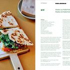 87 Piadina con Pulled Pork: Rezept und Zutaten für 8 Fladenbrote auf Holzbrett, gefüllt mit Pulled Pork, Rucola, Sauce.