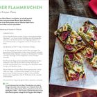 HESSISCHER FLAMMKUCHEN: Rezept für Flammkuchen mit grüne-Soße-Kräuter-Pesto. Bild zeigt Stücke auf Holzbrett.