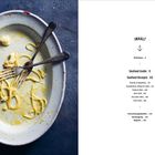 Links ein leerer Teller mit Spaghetti, rechts ein Inhaltsverzeichnis mit Kapiteln und Seitenzahlen.