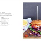 Rote Bete Pattys aus Trester: Rezept für vier Pattys. Zutaten: Rote Bete, Karotte, Zwiebel. Anleitung: 20 Minuten zubereiten. Rechts: Ein Burger mit Salat und Sauce auf einem Holzbrett.