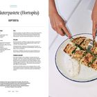 "Wildkräuterpastete (Hortopita)" und griechisch darunter. Rezept mit Zutaten und Zubereitung. Rechte Seite: Person schneidet Pastete.