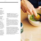 "Matcha-Grundlagen: Werkzeuge, Techniken und Tipps. Hochwertiger Matcha, Chasen, feines Sieb und Wasser werden erklärt."

Rechts sieht man eine Hand, die Matcha in einer Schale aufschäumt.