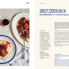 Text: SOUTZOUKAKIA - Fleischbällchen in Tomatensauce. Links Teller mit Fleischbällchen und Reis, daneben Glas Rotwein.