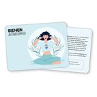 Text: „BIENEN ATMUNG“. Illustration: Frau im Schneidersitz, Augen geschlossen, hält Finger an Ohren, Bienenmotiv auf Shirt.