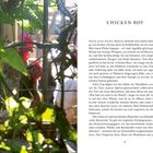 Text: "CHICKEN BOY"
Ein Blick durch Blätter zeigt ein Huhn hinter einem Zaun, Sonnenlicht fällt durch das Laub.