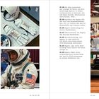 Texte beschreiben die Nachbildung von Raumanzug und Handschuhen. Links: Bilder von Details, rechts: Person im Raumanzug in Werkstatt.