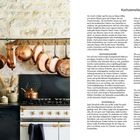 Der Text enthält Überschriften wie "Kochutensilien", "Kochgeschirr", "Utensilien aus Holz" und "Scharfe Geräte". Links sind Kupfertöpfe.