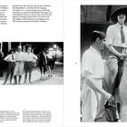 Text: Gabrielle Chanel vor den Stallungen von Royallieu, ein Mann in Hemdsärmeln, Boy Capel.

Links: Chanel, ein Mann, und ein Pferd. Rechts: Chanel auf einem Pferd, ein Mann hält den Steigbügel.