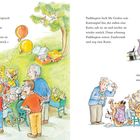 Links oben: Paddington sprach den Zauberspruch rückwärts, nichts passierte. Mr. Curry findet es nicht beeindruckend. Judy bittet um Kartentrick.

Rechts oben: Paddington zeigt Mr. Gruber sein Kartenspiel, Mr. Gruber soll eine Karte ziehen. Paddington zeigt das Herzass.

Illustration: Bär mit Zauberhut und -stab, Menschen am Tisch.