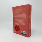 "GLANZ, GLAMOUR UND VERBOTENE GEFÜHLE" steht groß auf einem Buchrücken. Es ist ein Buch von Antonia Wesseling.