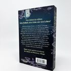 Buchrückseite mit Text: "Was würdest du wählen: deine Freiheit, deine Liebe oder dein Leben?" Illustration mit Spielkarte.