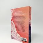 FIVE FRIENDS FOUR LOVE STORIES ONE DEVASTATING SECRET. Ein Buch mit einem roten, wellenförmigen Hintergrund.