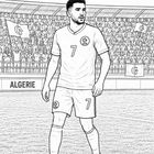 „ALGERIEN“ oberhalb, Flagge daneben. Fußballspieler in Trikot mit Nummer 7, Stadion voller Fans, Fahnen im Hintergrund.