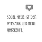 Text: "Social Media ist dein Werkzeug und nicht umgekehrt." Darüber ein graues Herz in einer Sprechblase.