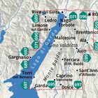 Karte des Gardasees mit Orten wie Riva del Garda, Malcesine, Garda. Umgeben von Bergen, Straßen nummeriert, blaues Wasser.