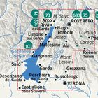Landkarte des Gardasees mit Städten wie Riva, Malcesine und Verona. Bergketten umgeben den See.