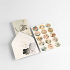 Eine Illustration mit floralen Motiven: links eine Blume und rechts Sticker mit Blumenmustern.