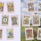 Tarotkarten mit Texten: „DIE SONNE“, „DIE KRAFT“, „DER TOD“, „DER EREMIT“, „DER TURM“, „DAS GERICHT“, „DER NARR“.