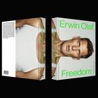 Erwin Olaf, Freedom in grüner Schrift. Ein Mann im weißen Unterhemd mit ernstem Blick. Buchrücken und Buchcover sichtbar.