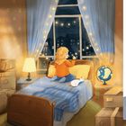 Illustration: Kind auf Bett schaut nachts aus dem Fenster, blaue Vorhänge, Globus leuchtet, Katze liegt daneben.