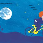Links steht "My springtime moon." und rechts "Push, pedal, zoom." Ein Kind mit Helm fährt auf einem gelben Rad bei Nacht.