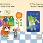 Texte: „Suki welcomes everyone...“ Eine Illustration mit tierischen Figuren, die in einem Klassenzimmer ankommen.