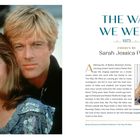 „THE WAY WE WERE 1973 CHOSEN BY Sarah Jessica Parker“. Links: Zwei Personen eng beieinander. Rechts: Frau sitzt.