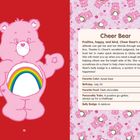 "Cheer Bear" mit einem Regenbogen als Bauch-Abzeichen. Ein rosa Bär mit fröhlichem Ausdruck auf einem roten Hintergrund.