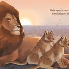 "He is a gentle, warm-blowing breeze, Reminding us He’s always there." Ein Löwe ruht mit zwei Jungtieren im Gras vor einem Sonnenuntergang.