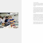 Ein Textblock in koreanischer Sprache mit der Überschrift "Introduction". Links ist ein Foto von sieben jungen Männern beim Kochen.