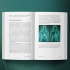 Es wird über Meditationstechniken und Körperwahrnehmung gesprochen. Eine Illustration zeigt leuchtende menschliche Körper.