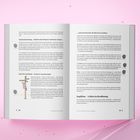 Seiten 78 und 79 aus einem Buch. Text über Wahrnehmung, Berührung und Erleben. Illustration: Holzfigur mit Federn.