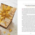 Text: "A Symbol of Gratitude" und "THANK YOU VERY MUCH!" Ein Buch mit einer großen, gelben Schleife und roten Herzen.