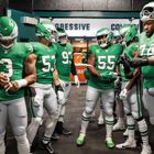 28 - 23 (w), JAGUARS vs WK 09. Footballspieler in grünen Trikots im Umkleideraum.