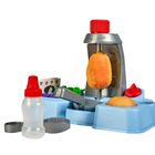 Eine blaue Spielzeug-Eismaschine mit roten Knöpfen und Zubehör. Enthält Eisformen und eine kleine Flasche.