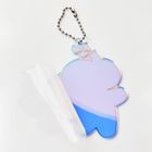 Illustrierter Schlüsselanhänger mit blau-lila Farbverlauf, an Kugelkette befestigt, mit Schutzfolie teilweise abgezogen.