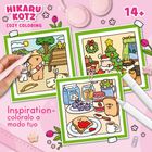 "Inspiration-coloralo a modo tuo." Zwei süße Illustrationen, 14+. Blumen und rosa Kopfhörer im Hintergrund.