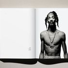 Text: "Snoop Dogg". Schwarz-weiß Fotografie in einem Buch, zeigt oben ohne Mann mit Zöpfen und großer Halskette.