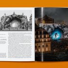 Eine Illustration zeigt eine Brücke mit Steintunneln, darüber verschneite Berge, im Hintergrund Gebäude und ein Kirchturm.