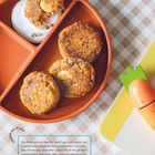 "Die Bratlinge sind ideal für Meal Prep..." steht neben einem herbstlich-orangefarbenen Kinderteller mit drei Bratlingen.
