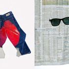 Links: Jeans mit rotem Fleck. Rechts: Zeitung mit aufliegender Sonnenbrille.