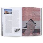 Links Text über das Landesarchiv NRW und Architektur, kleines Bild einer Treppeninstallation, rechts Bild einer Backsteinwand.