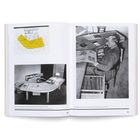 Links: Zeichnung und Schwarz-Weiß-Foto eines modernen Schreibtischs. Rechts: Mann liest eine Zeitung am Schreibtisch.