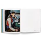 Auf der linken Seite ist ein Gemälde eines Jungen in roter Weste, den Kopf auf die Hand gestützt.