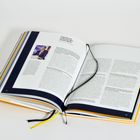 Interview mit Lufthansa CEO Carsten Spohr, inklusive Foto. Aufgeschlagenes Buch mit gelbem und schwarzem Leseband.