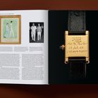 Ein offenes Buch zeigt auf der linken Seite einen Text, ein Gemälde von zwei gehenden Personen und ein Foto, rechts eine gravierte Uhr.